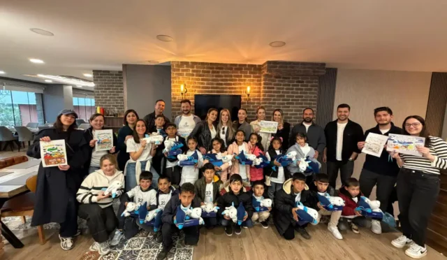 AJet çalışanları tarafından düzenlenen 23 Nisan Ulusal Egemenlik ve Çocuk Bayramı etkinlikleri kapsamında Mardin'deki öğrencilere ve İstanbul'daki çocuklara yönelik kutlamalar.