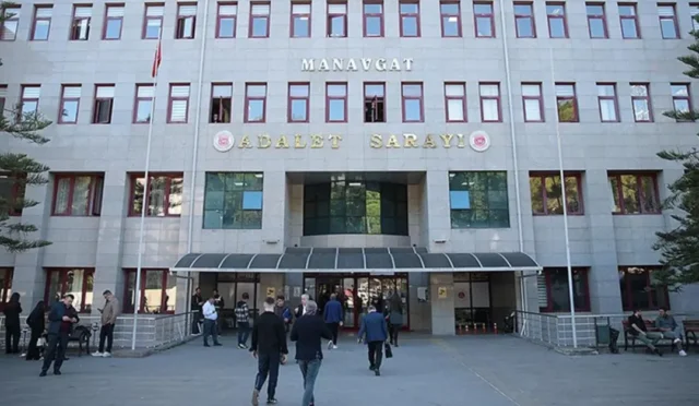 Manavgat'ta yolsuzluk soruşturması kapsamında gözaltına alınan şüpheliler ve belediye binası