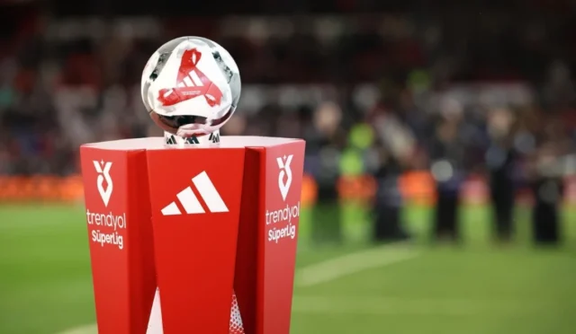 Galatasaray futbol takımı oyuncuları maç sonrası sevinirken