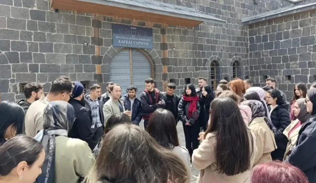 Kafkas Üniversitesi öğrencileri, Kars'taki Kafkas Cephesi Harp Tarihi Müzesi'ni ziyaret ediyor.