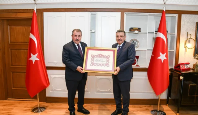 BBP Genel Başkanı Mustafa Destici, Trabzon Büyükşehir Belediye Başkanı Ahmet Metin Genç'i ziyaret etti.