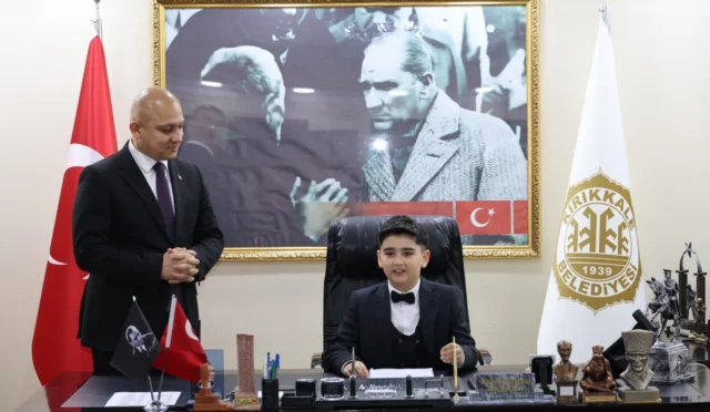 Kırıkkale'de 23 Nisan Ulusal Egemenlik ve Çocuk Bayramı kapsamında temsili belediye başkanı olan Bulut Ali Arlıer, makam koltuğunda oturuyor.