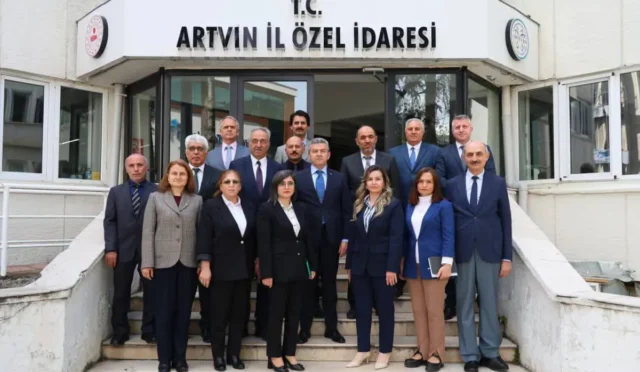 Vali Turan Ergün'ün İl Özel İdaresi'ni ziyareti sırasında çekilmiş bir fotoğrafı