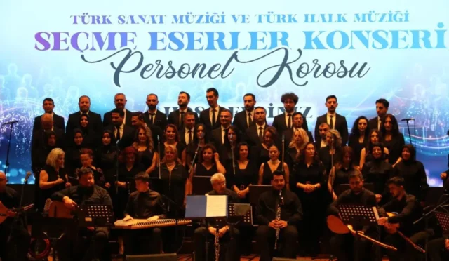İnönü Üniversitesi personel korosunun sahne aldığı Türk Sanat ve Halk Müziği konseri