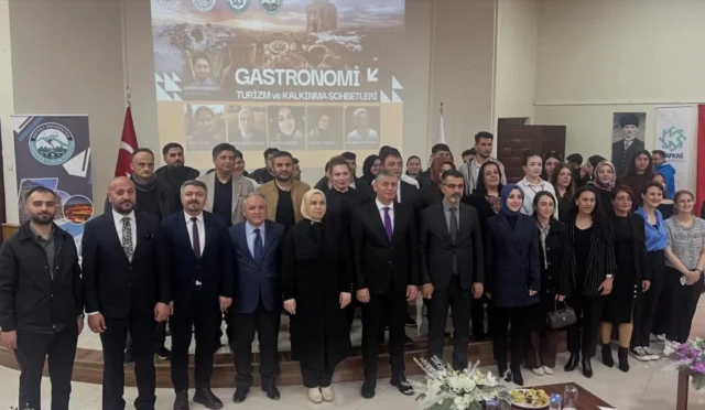 Kars'ta düzenlenen gastronomi ve turizm etkinliğinde yerel lezzetler tanıtılıyor