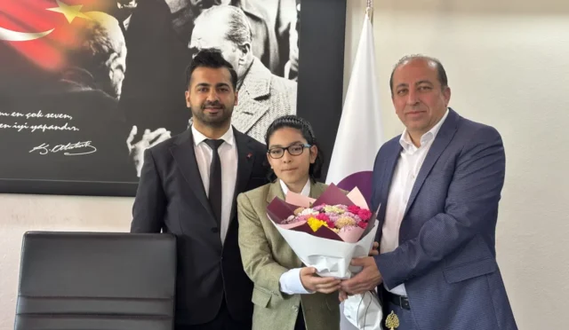 Öğrenci başkan Mesut Akif Tezdoğan, Arapgir Belediyesi'nde yerel yönetimlere yönelik önerilerini sunuyor.