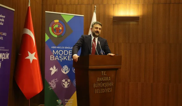 Ankara Büyükşehir Belediyesi Meclis Salonu'nda gençlerin katılımıyla düzenlenen meclis simülasyonu