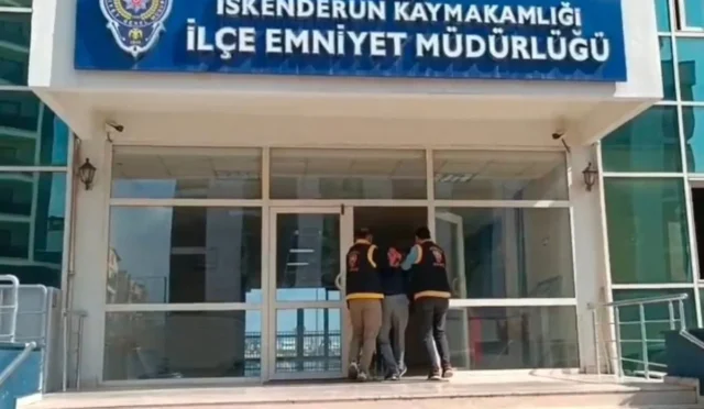 İskenderun'da satırlı saldırı sonucu yaralanan kişilerin ambulansla hastaneye taşınması