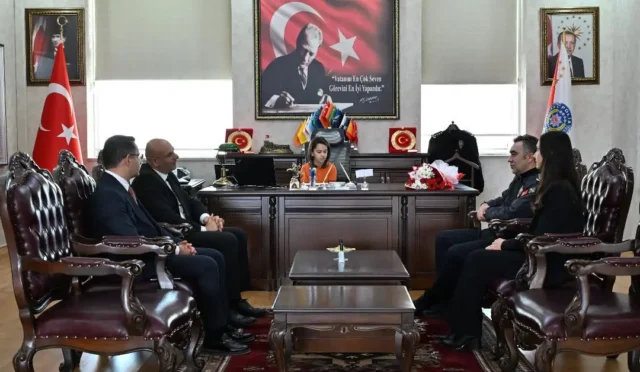 Kars'ta 23 Nisan Ulusal Egemenlik ve Çocuk Bayramı kapsamında minik bir öğrencinin İl Emniyet Müdürü makamını temsili olarak devraldığı an.