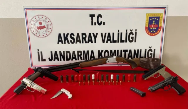 Aksaray Gülağaç'ta jandarmanın düzenlediği ruhsatsız silah operasyonunda ele geçirilen silahlar