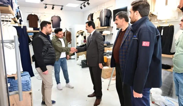 Battalgazi Belediye Başkanı Bayram Taşkın, Akpınar Çarşısı'nda incelemelerde bulunuyor.