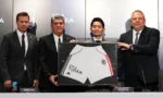 Beşiktaş Kulübü Başkanı Serdal Adalı ve Dydo Drinco Türkiye Üst Yöneticisi Wataru Fuji, Cola Turka sponsorluk anlaşması imzalarken
