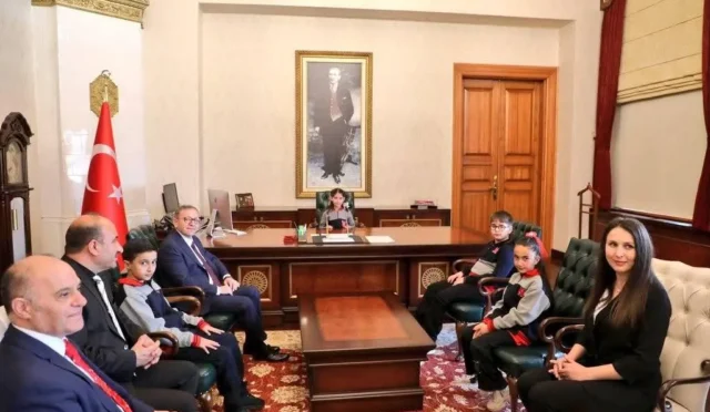 Kars Valiliği'nde 23 Nisan Ulusal Egemenlik ve Çocuk Bayramı kutlamaları kapsamında bir öğrencinin Vali koltuğuna oturması