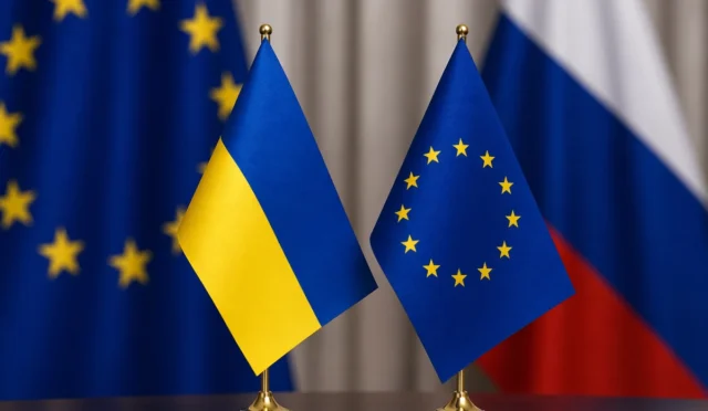 Avrupa Birliği bayrağı ve Ukrayna bayrağı, yanında AB Konseyi binası sembolik olarak gösteriliyor.