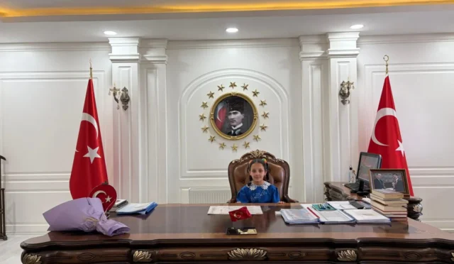 Digor'da 23 Nisan Ulusal Egemenlik ve Çocuk Bayramı kutlamaları kapsamında bir öğrencinin kaymakamlık koltuğuna oturduğu an.