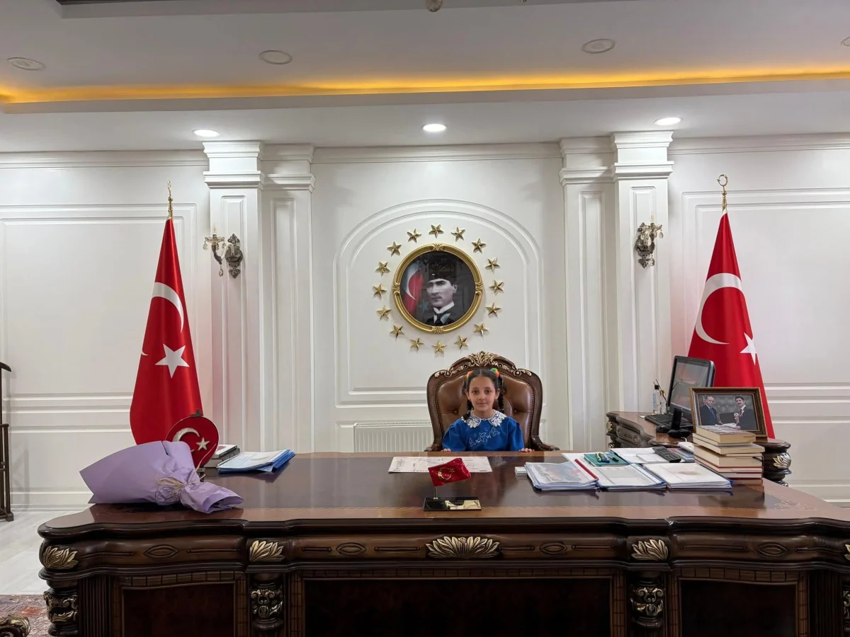 Digor’da 23 Nisan Coşkusu: Minik Hira Kaymakamlık Koltuğunda Geleceğe Umut Ekti