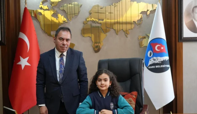 Kars'ta 23 Nisan Ulusal Egemenlik ve Çocuk Bayramı kutlamaları kapsamında belediye başkanlığı koltuğuna oturan çocuklar