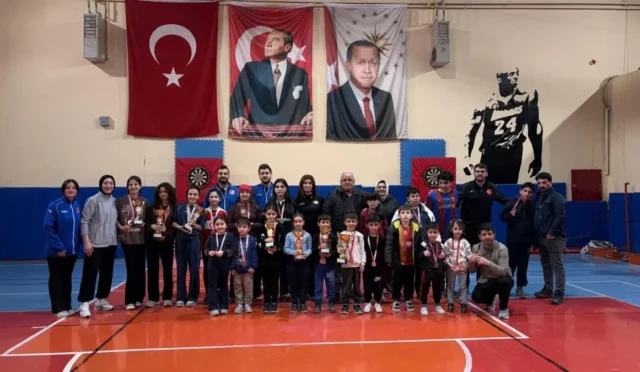 Kars'ta düzenlenen 23 Nisan dart müsabakalarına katılan genç sporcuların heyecanlı anları