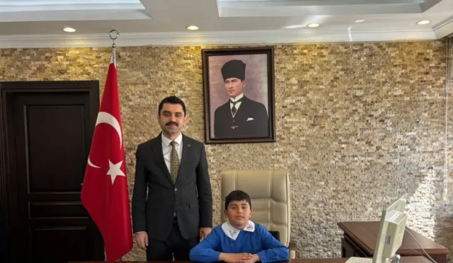 Susuz'da 23 Nisan Ulusal Egemenlik ve Çocuk Bayramı kapsamında minik öğrenciler kaymakamlık makamına oturdu.