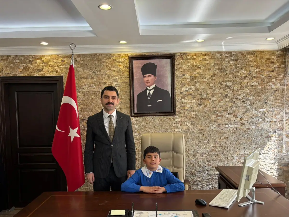 Susuz’da 23 Nisan Coşkusu: Minik Kaymakamlar Makama Oturdu, Geleceğe Umutla Bakış