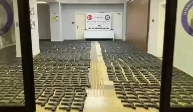 İstanbul'da polis operasyonunda yer altı deposundan çıkan binlerce silah parçası