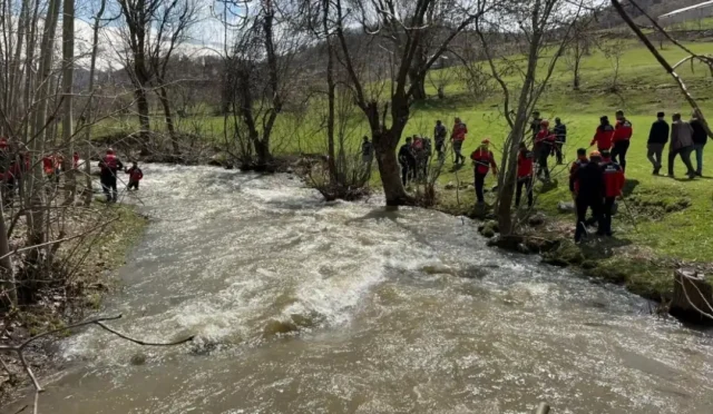 Hakkari'de dereye düşen 8 yaşındaki Osman Taş için arama kurtarma ekiplerinin çalışmaları sürerken çekilmiş bir fotoğraf.