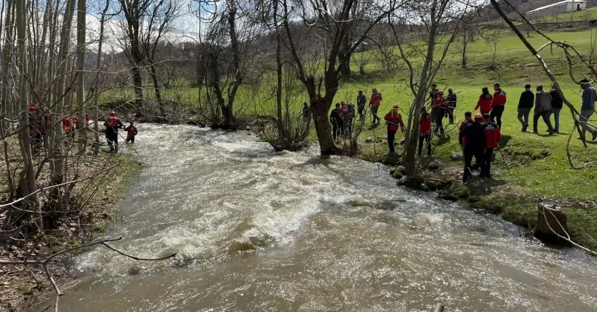 Hakkari’de Dereye Düşen 8 Yaşındaki Osman İçin Umutlu Arama Sürüyor