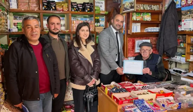 AK Parti Giresun Merkez İlçe Başkanı Ekrem Faruk Civelekoğlu vatandaşlarla sohbet ederken