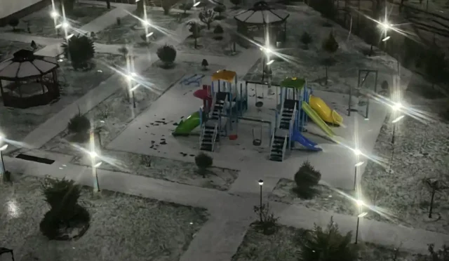 Elazığ'da etkili olan dolu yağışı sonrası sokaklarda biriken buz taneleri