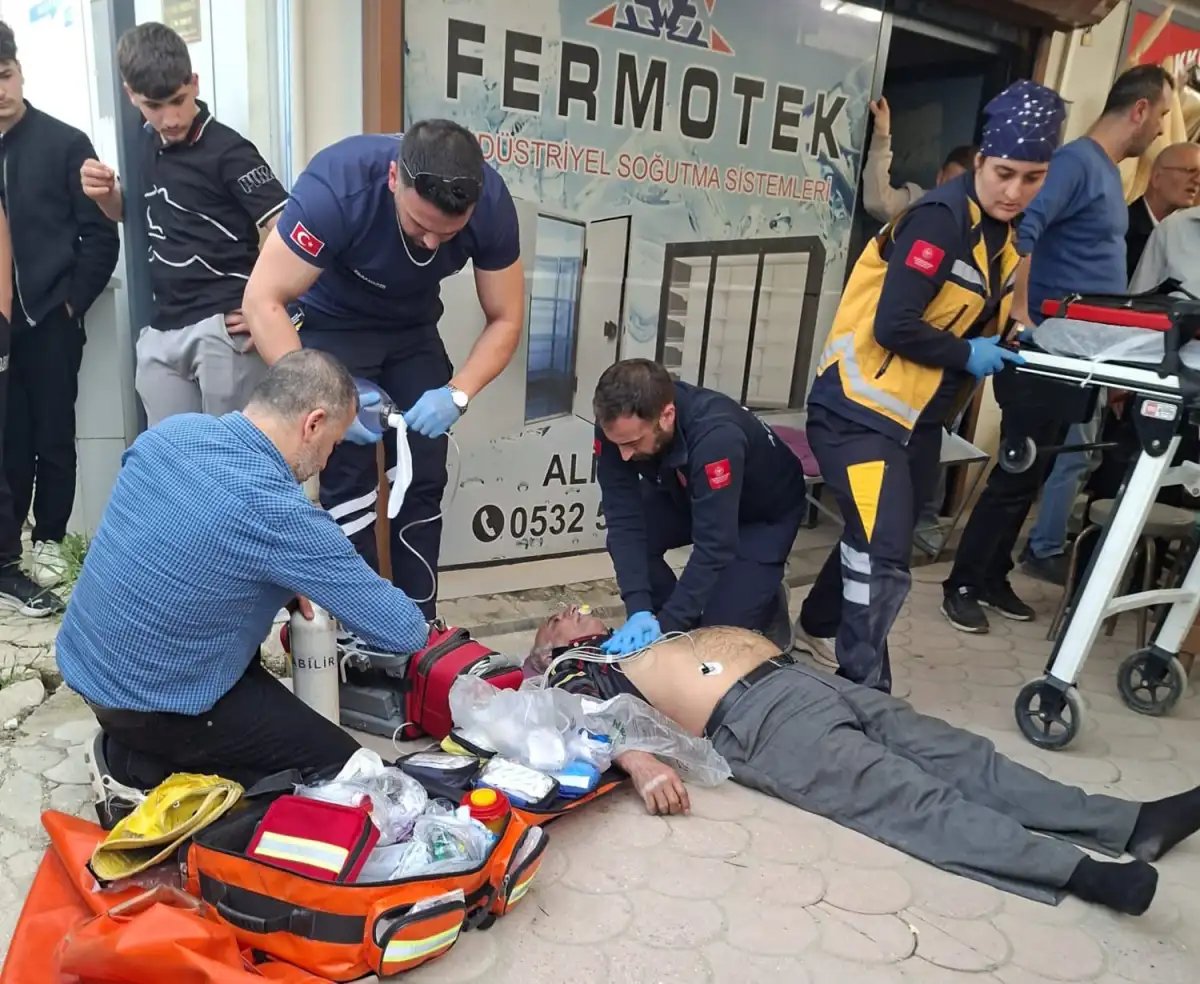 Hatay’da Fenalaşan Humusçu Esnaf Lütfi Özkan’a İlk Müdahale Çevredeki Esnaftan: Kalp Krizi Şüphesiyle Hastaneye Kaldırıldı