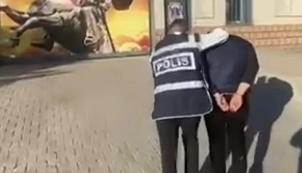 Hatay’da 13 Suç Kaydı Bulunan Şüpheli, Kızılay Konteynerlerinden Klima Çaldıktan Sonra Tutuklandı
