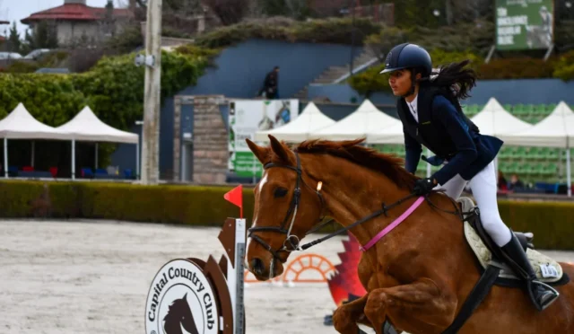 Defne Turasan binicilik yarışmasında kupayı kaldırırken