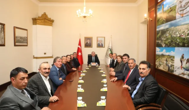 Kars Valisi Ziya Polat, muhtarlarla bir araya gelerek talepleri dinliyor.