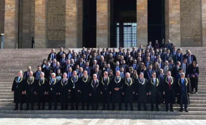 Anayasa Mahkemesi heyeti, 64. kuruluş yıl dönümü dolayısıyla Anıtkabir'i ziyaret etti ve Atatürk mozolesine çelenk bıraktı.