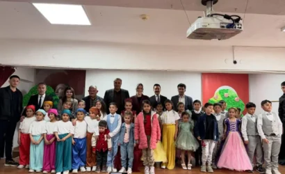 Akyaka'da minik öğrencilerin Pamuk Prenses ve Yedi Cüceler tiyatro oyunundan bir sahne