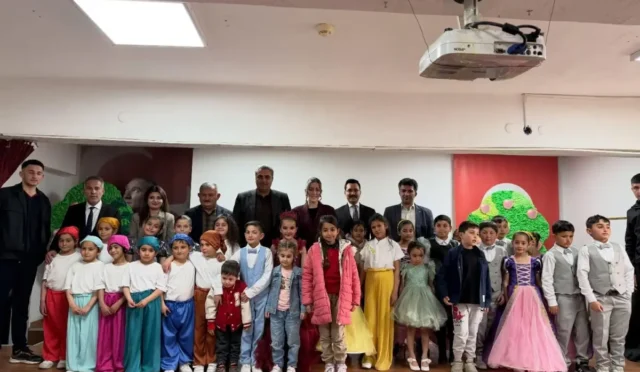 Akyaka'da minik öğrencilerin Pamuk Prenses ve Yedi Cüceler tiyatro oyunundan bir sahne