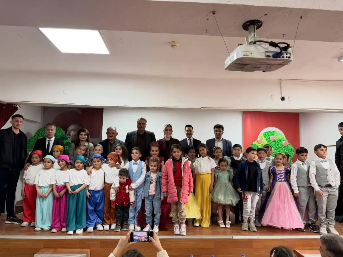 Akyaka’da Minik Oyuncular Sahnedeydi: “Pamuk Prenses ve Yedi Cüceler” Büyük Alkış Aldı