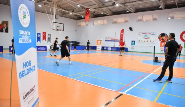 Yeşilyurt'ta düzenlenen 3. Ayak Tenisi Turnuvası'nda sporcular mücadele ediyor.