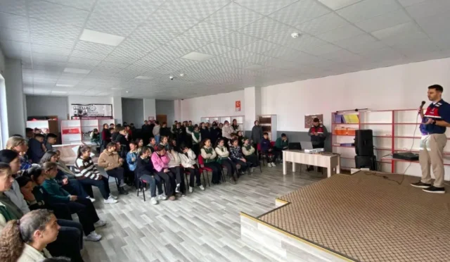 Kars Jandarma Komutanlığı tarafından Dağpınar Çok Programlı Anadolu Lisesi'nde verilen siber güvenlik eğitimi