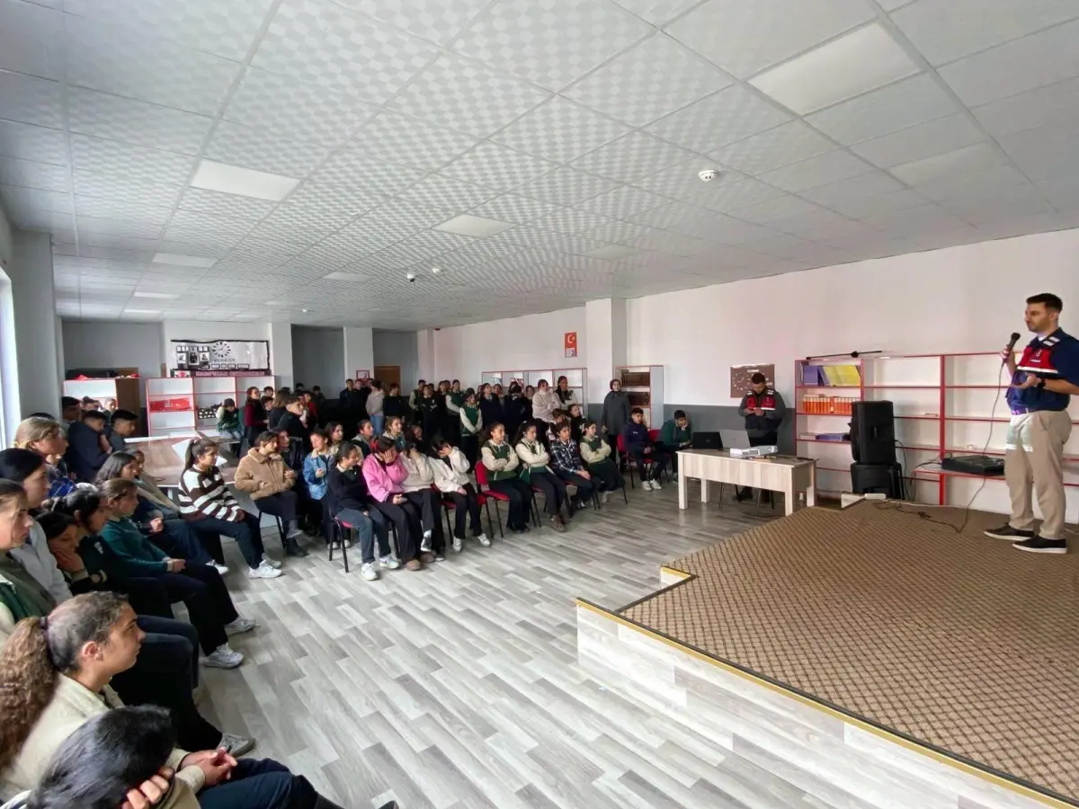 Kars Jandarması Öğrencilere ve Öğretmenlere Siber Güvenlik Semineri Verdi