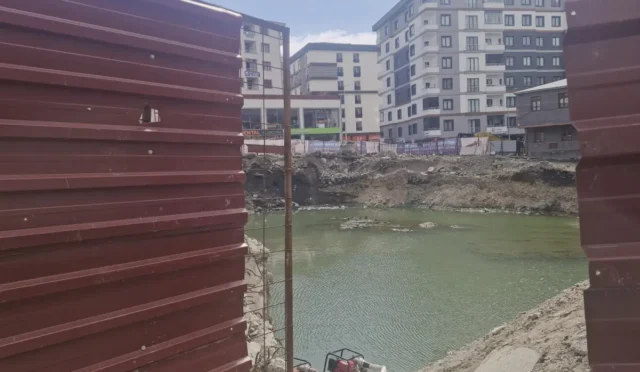 Erzurum'da cami inşaatında doğalgaz boru hattına zarar verilmesi sonucu sızan gazın kokusu mahalleyi sardı.