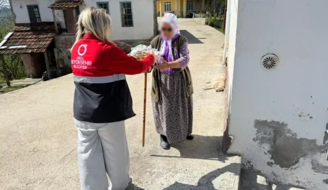 Ordu Büyükşehir Belediyesi'nin ihtiyaç sahiplerine yönelik ücretsiz sıcak yemek dağıtımından bir görüntü