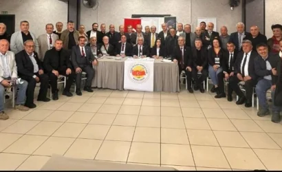 Basın Vakfı Genel Kurulu'nda Yılmaz Karaca'nın yeniden başkan seçilmesini gösteren görsel