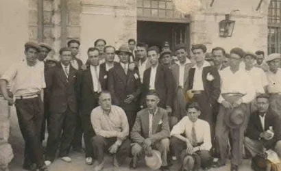 Kırıkkale tren garı önünde 1950'li yıllardan nostaljik bir kalabalık görüntüsü
