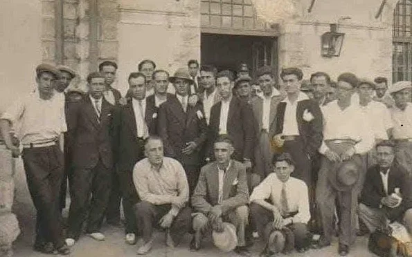 Kırıkkale tren garı önünde 1950'li yıllardan nostaljik bir kalabalık görüntüsü