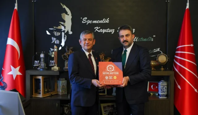 CHP Genel Başkanı Özgür Özel'e Ankara Kent Konseyi 'Seyir Defteri' sunulurken