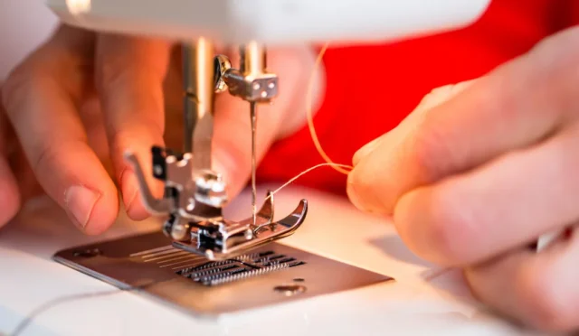 Türk tekstil ürünleri taşıyan bir gemi ve dünya haritası