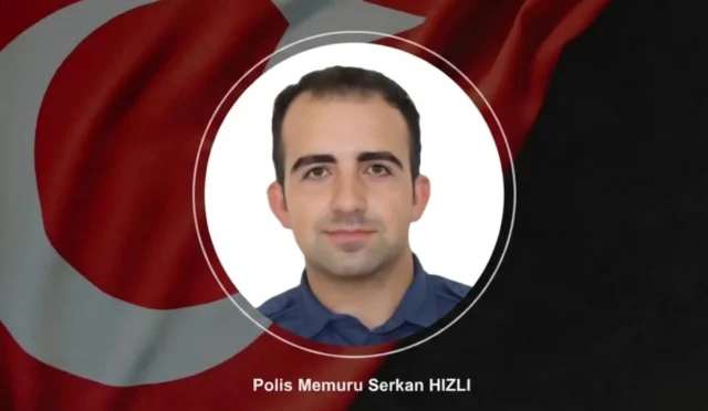 İzmir'de meydana gelen trafik kazasında devrilen tır ve polis aracı görüntüsü.