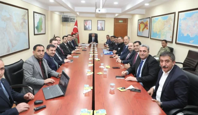 Kars'ta afetlere hazırlık kapsamında sığınakların durumu ve koordinasyonun ele alındığı toplantıdan bir kesit