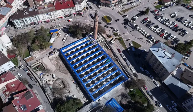 Sivas Ulu Cami'nin eğik minaresinde restorasyon çalışmaları yapılıyor